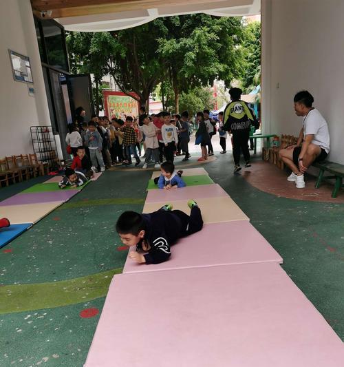 勇敢面对客服困难——一个坚毅少年的故事（客服工作需要勇气与坚持，年轻客服人员如何克服困难？）
