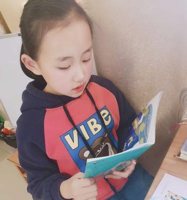 勤奋学习的女孩（用自己的双手书写美好未来）