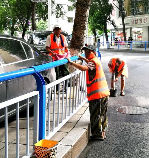 美丽环卫工人：她的微笑如春日阳光温暖人心