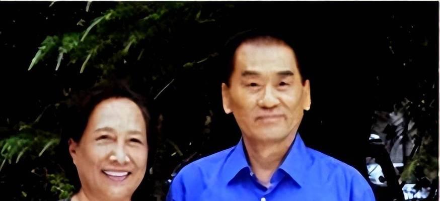 心灵感应的母女情（母女二人，心手相连）
