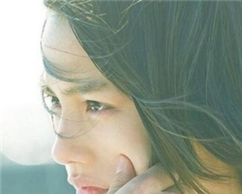 坚强背后的故事（一个女孩如何用坚韧战胜困境）