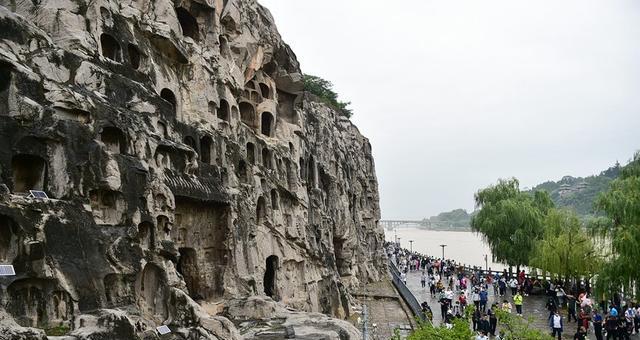 芸芸众生求佛祖，千年石窟见历史（龙门石窟的文化意义与艺术价值）