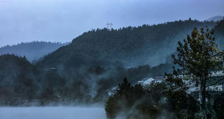 雨中相遇（天降甘霖，初遇之缘）
