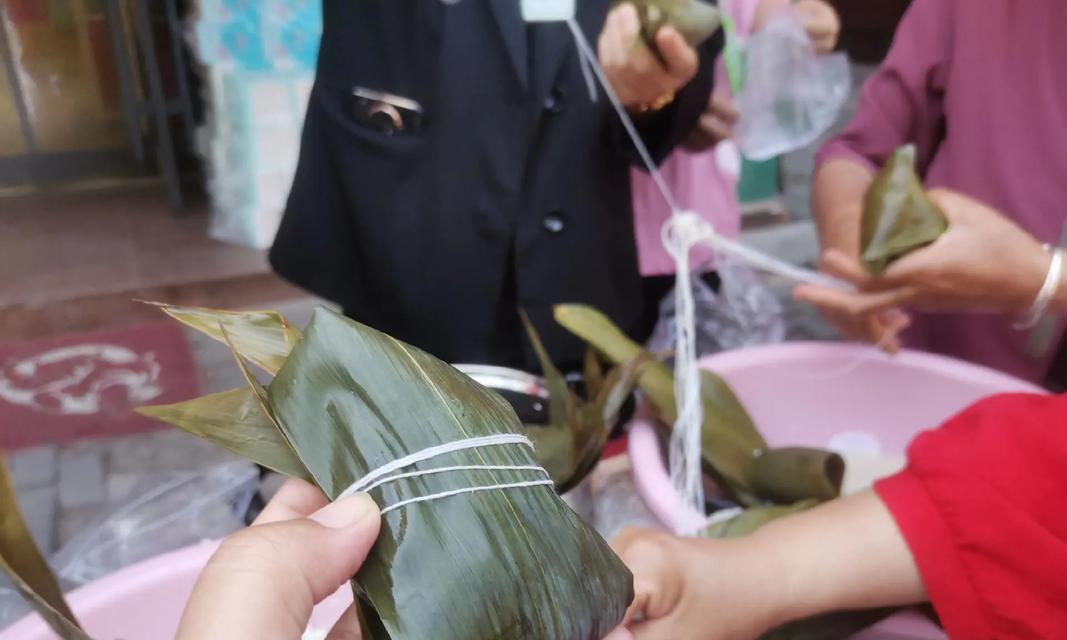 包粽子的故事（她的初次包粽子经历）