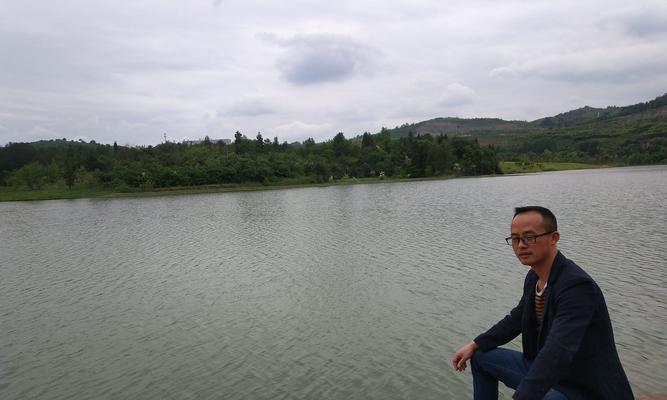 岁月无情，人生多彩（时光荏苒，历经沧桑）