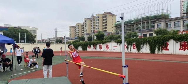 突破自我（运动会跳高）
